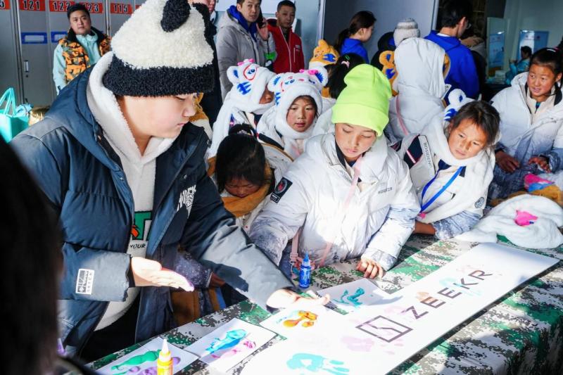 极氪公益护航队助力大凉山女子足球队亚冬研学行